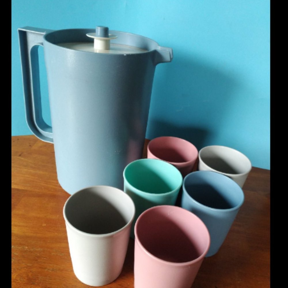 Tupperware pitcher and 6 cups